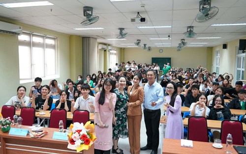 Sinh viên tìm hiểu kỹ năng hàng đầu của người viết truyền thông và quan hệ công chúng